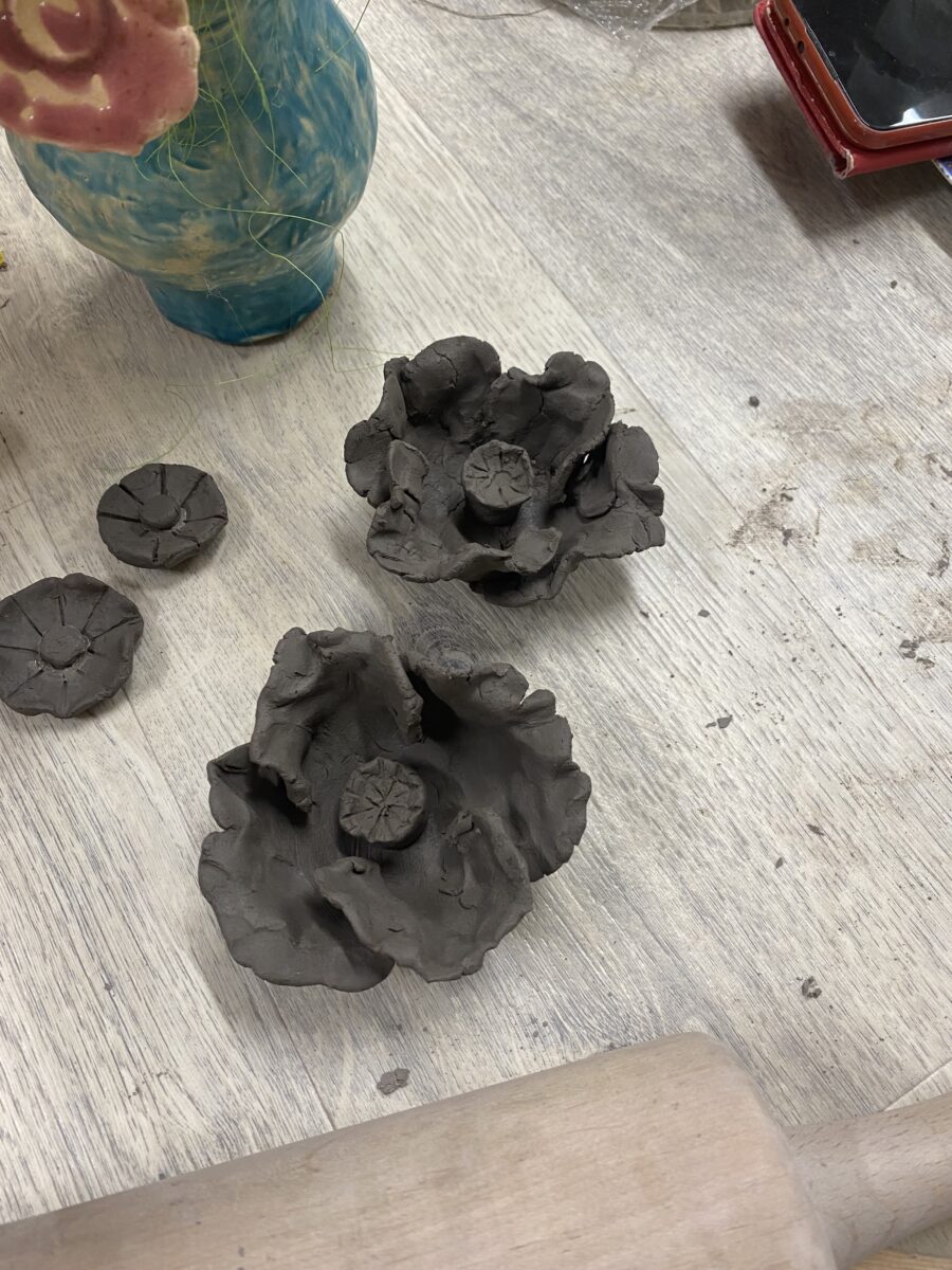 Cztery uformowane maki z gliny róznej wielkości i sposobu