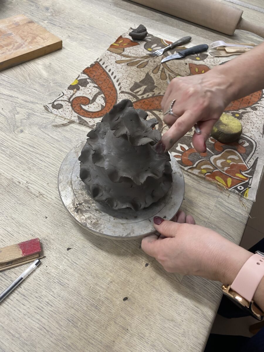 Paluszkiem jes wygładzona choinka z gliny