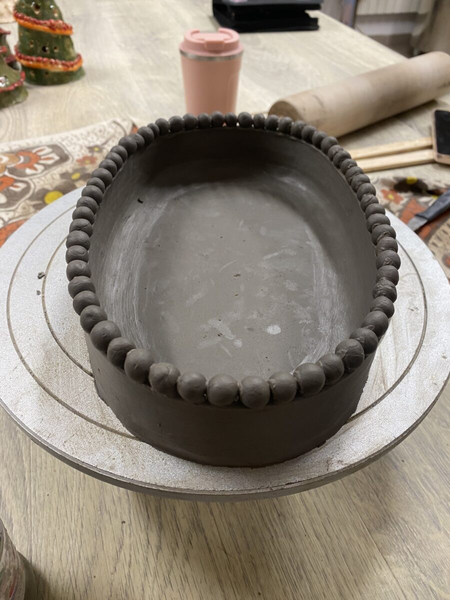 Owalne naczynie z gliny jest doniczką