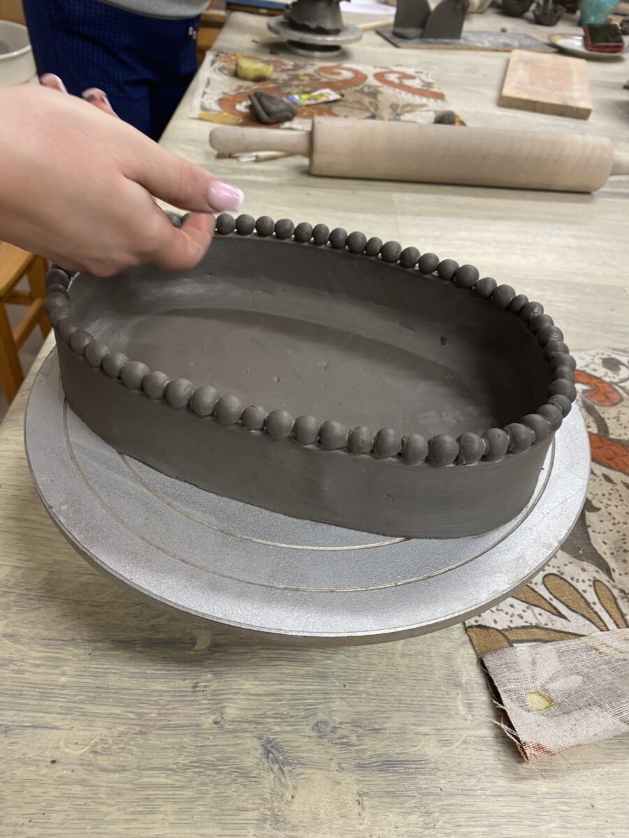 Wykońzenie detali na owalne naczynie z gliny