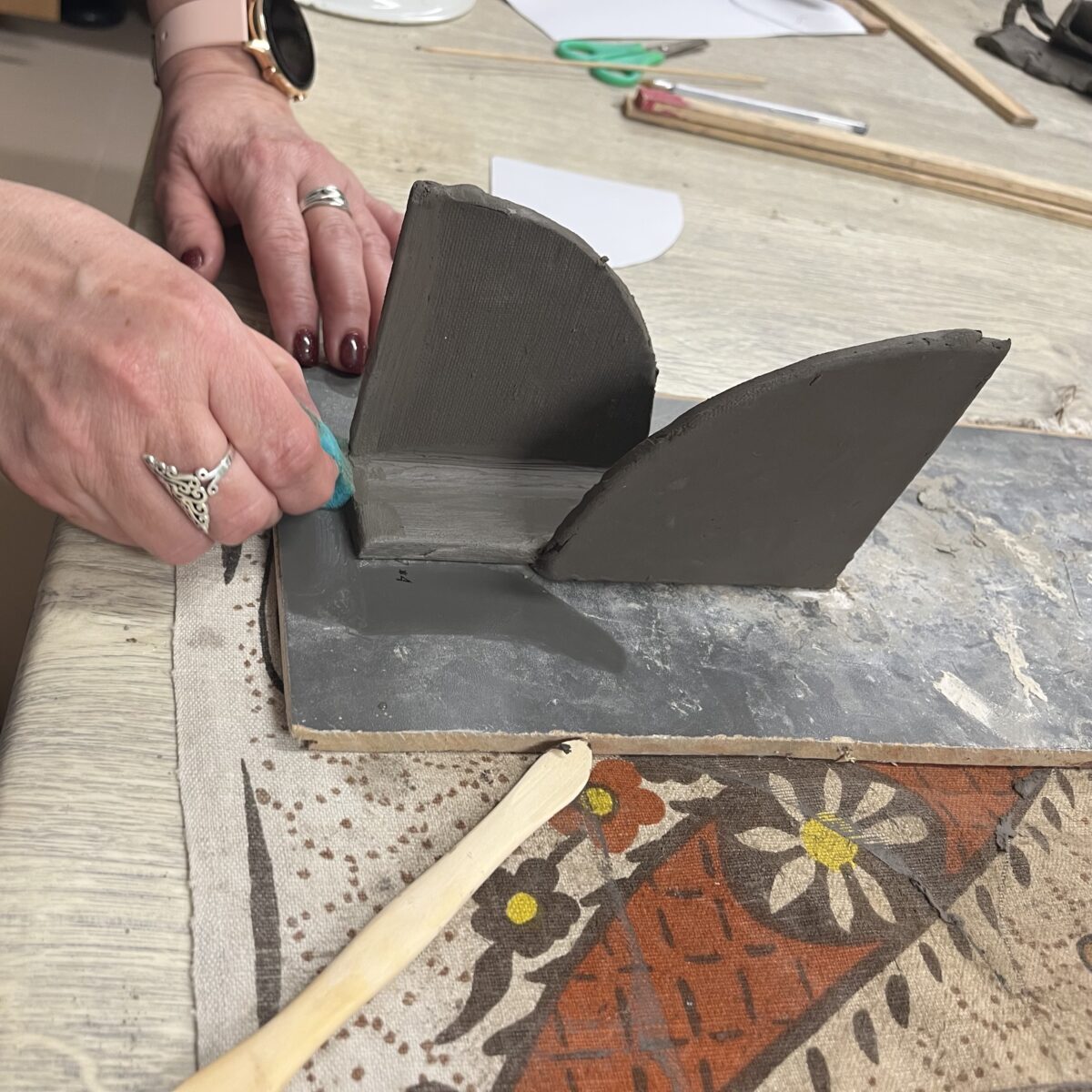 Wygładzenie kątów serwetnika z gąbką wilgotną