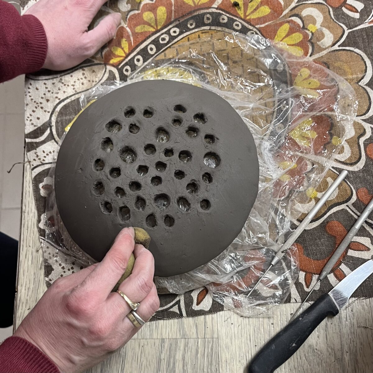 Wygładzenie kątów miski z gąbką wilgotną