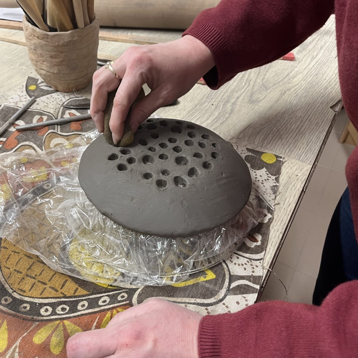 Inny widok na wygładzenie kątów miski z gąbką wilgotną