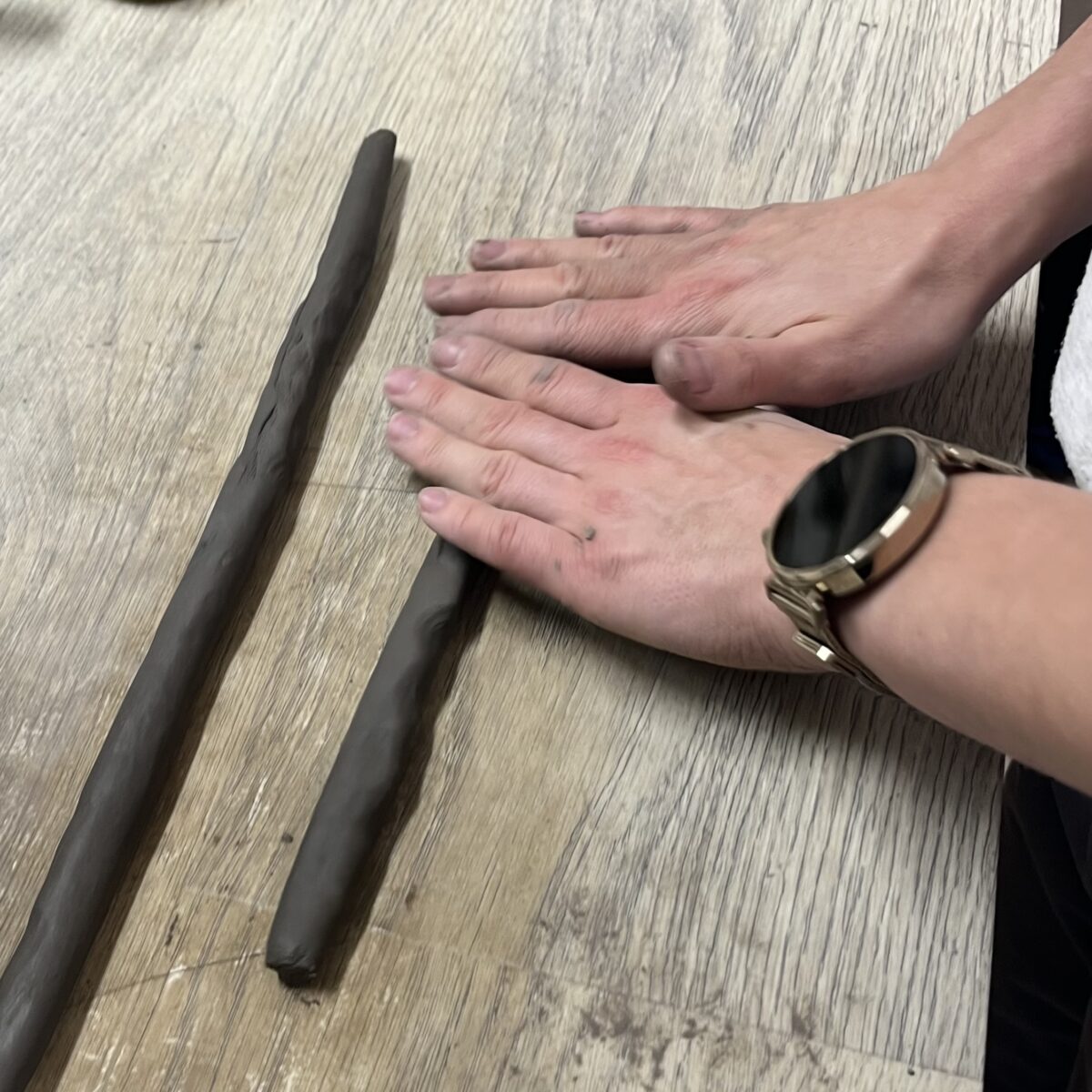 Ręczne formowanie wałków z gliny