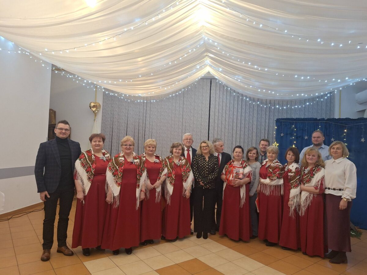 Cały zespół Jargocianie, Marek Szulikowski oraz sołtys Huty Deręgowskiej i radą sołecką pozują na zdjęcie