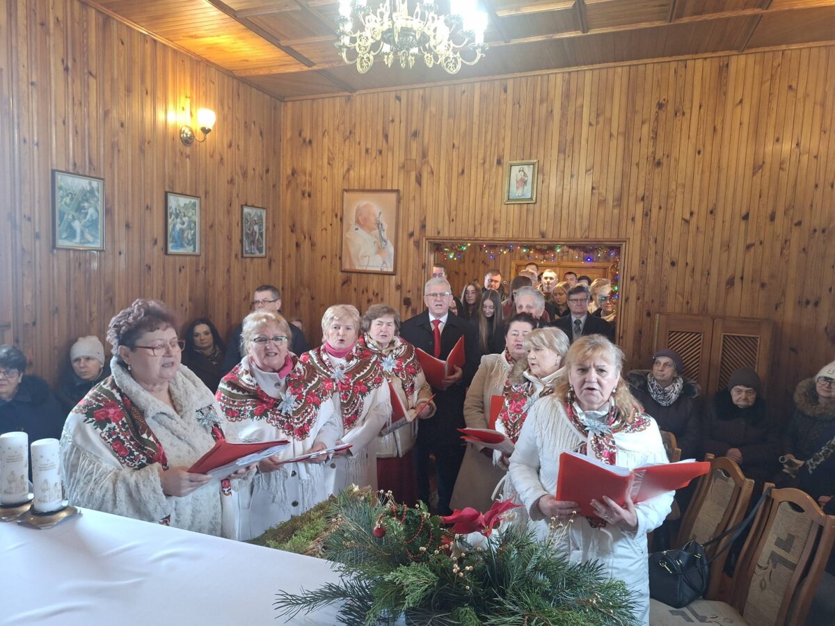 Cały zespół Jargocianie śpiewa przed ołtarzem w kaplicy pw. Narodzenia Najświętszej Maryi Panny w Szyperkach. W tle są uczestnicy, mieszkańcy z Szyperek