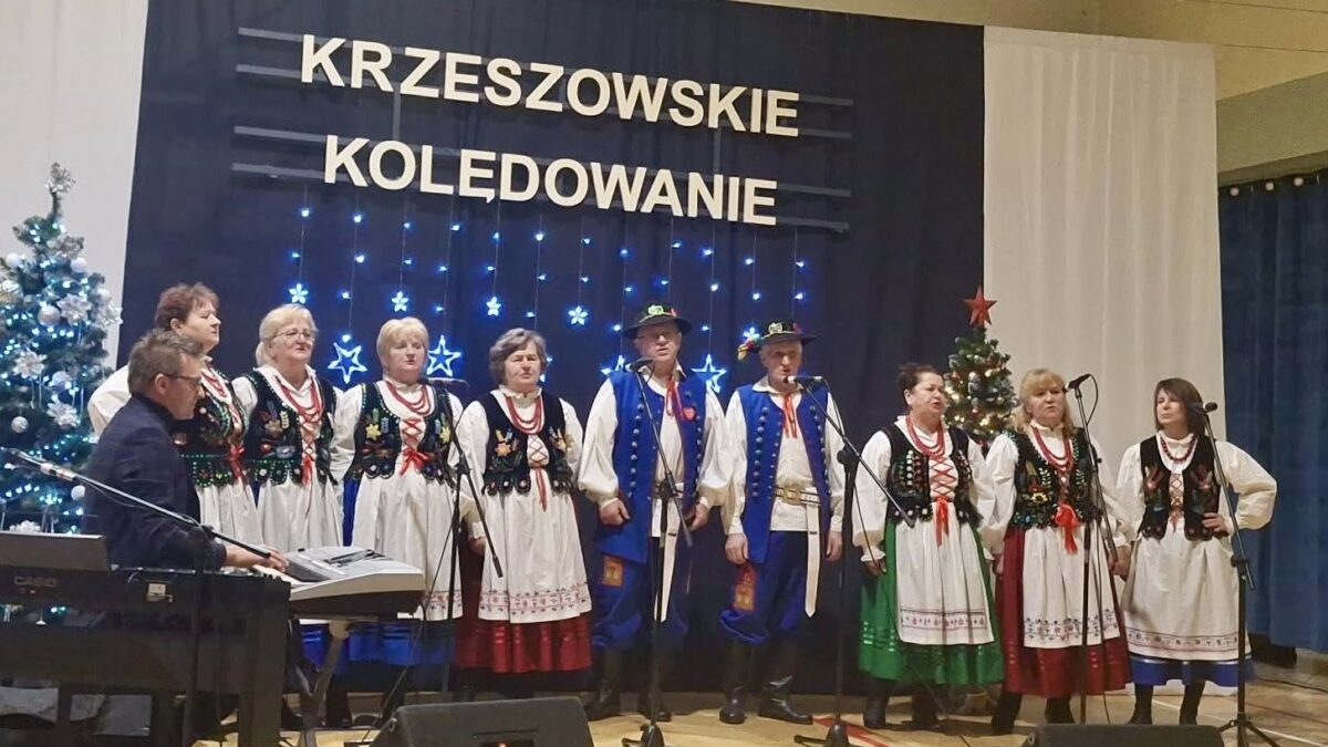 Zespół Jargocianie śpiewa z pięknym akompaniamentem przygotowanym przez pana Marka Szulikowskiego.