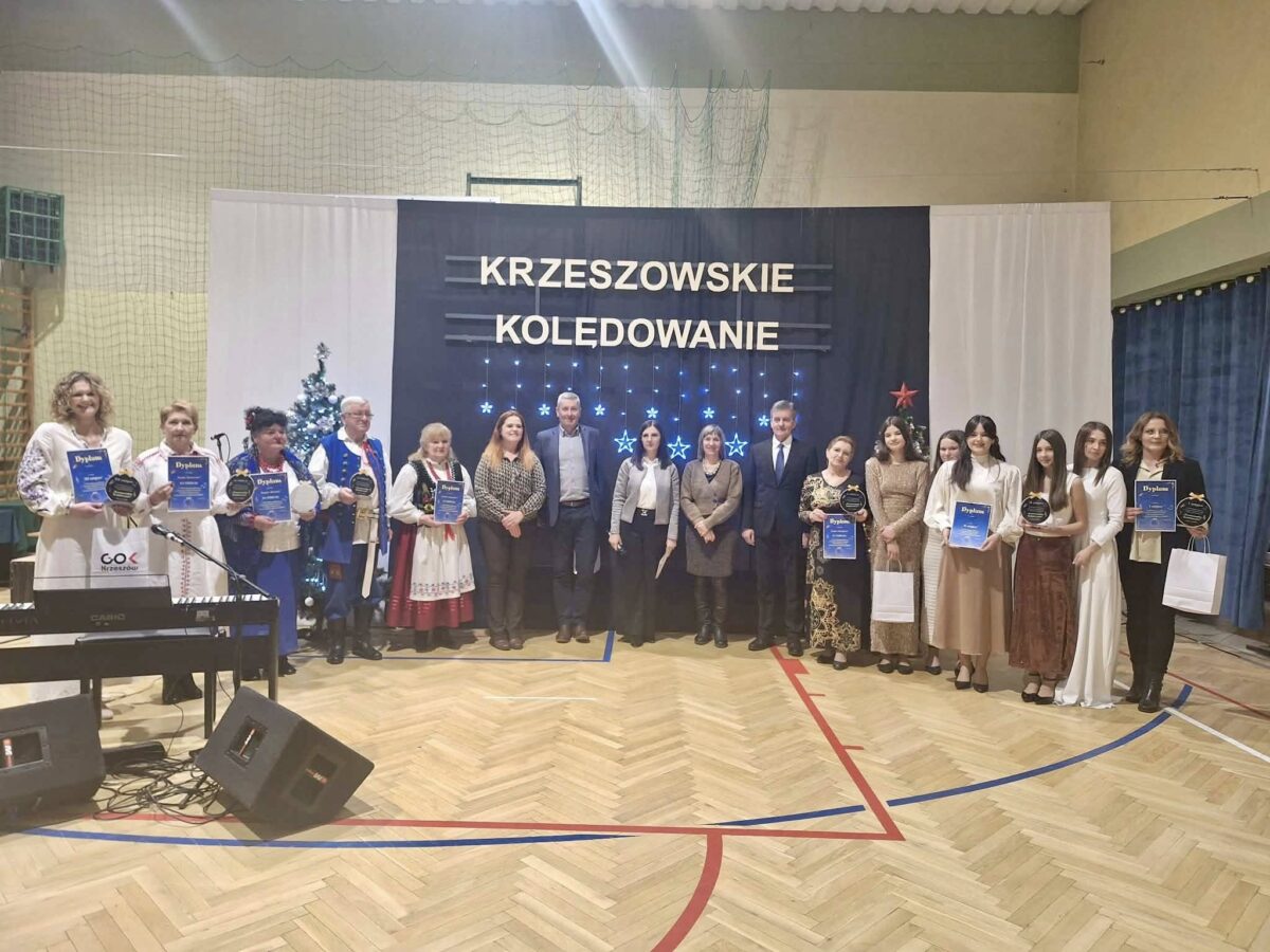 Wszystkie zespoły stoją z uśmiechem trzymając statuetke którą każda grupa dostała