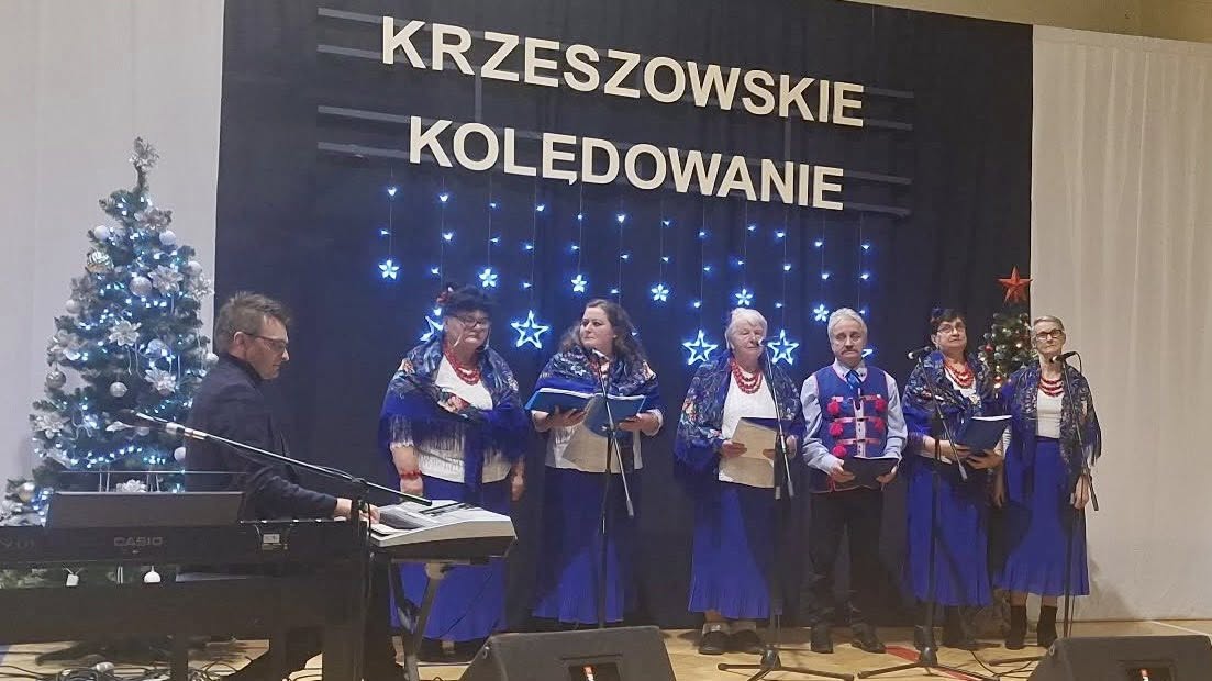 Zespół Brokaty śpiewa z pięknym akompaniamentem przygotowanym przez pana Marka Szulikowskiego.