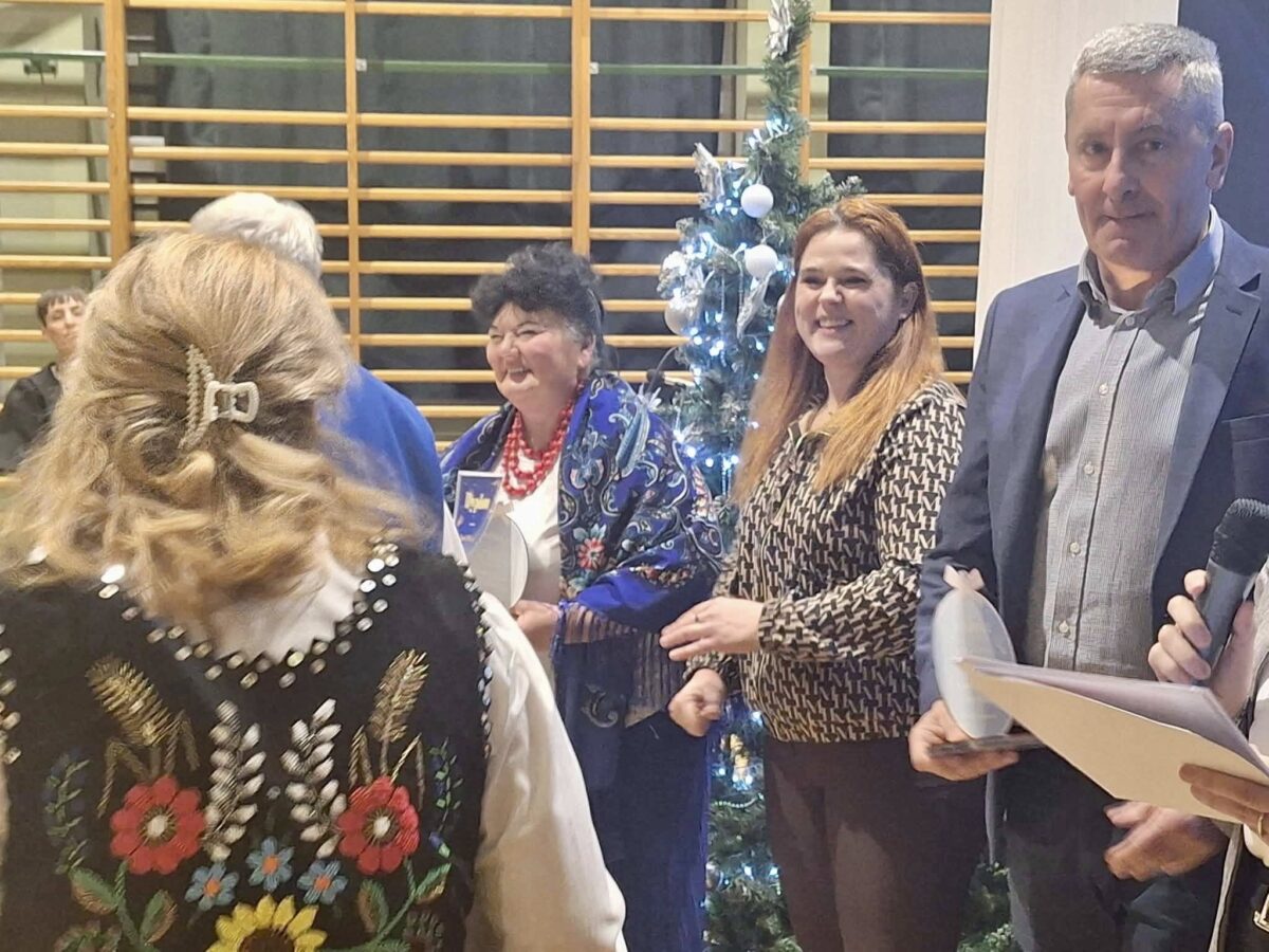 Zespoły stoją z uśmiechem z statuetką która każda grupa dostała