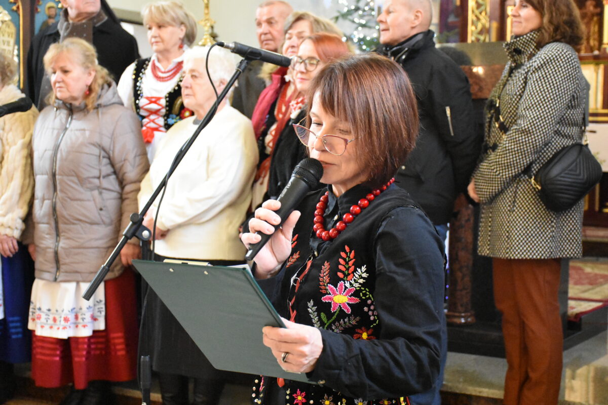 Pani Anna wita przybyłych gości w kościele parafialnym w Jarocinie