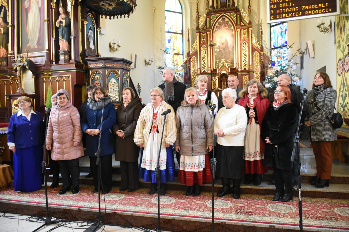 Klub seniora + w szyperkach rozpoczyna koncert kolędą "Wśród nocnej ciszy"