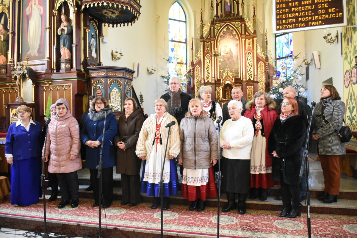 Klub seniora + w szyperkach z udziałem pani Katarzyny Lach i pani Ewy Żurawskiej, śpiewa ją kolędę