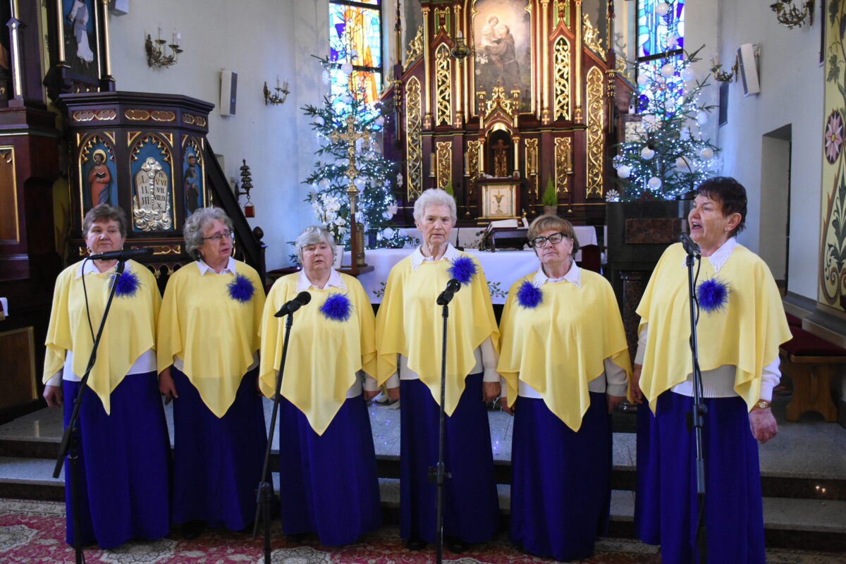 Zespół Wesołe Kumosie zaśpiewały kolędę "Oj, maluśki, maluśki"