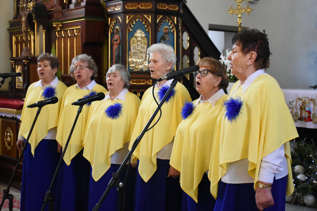 Zespół Wesołe Kumosie zaśpiewały kolędę "Józefie stajenki nie szukaj"