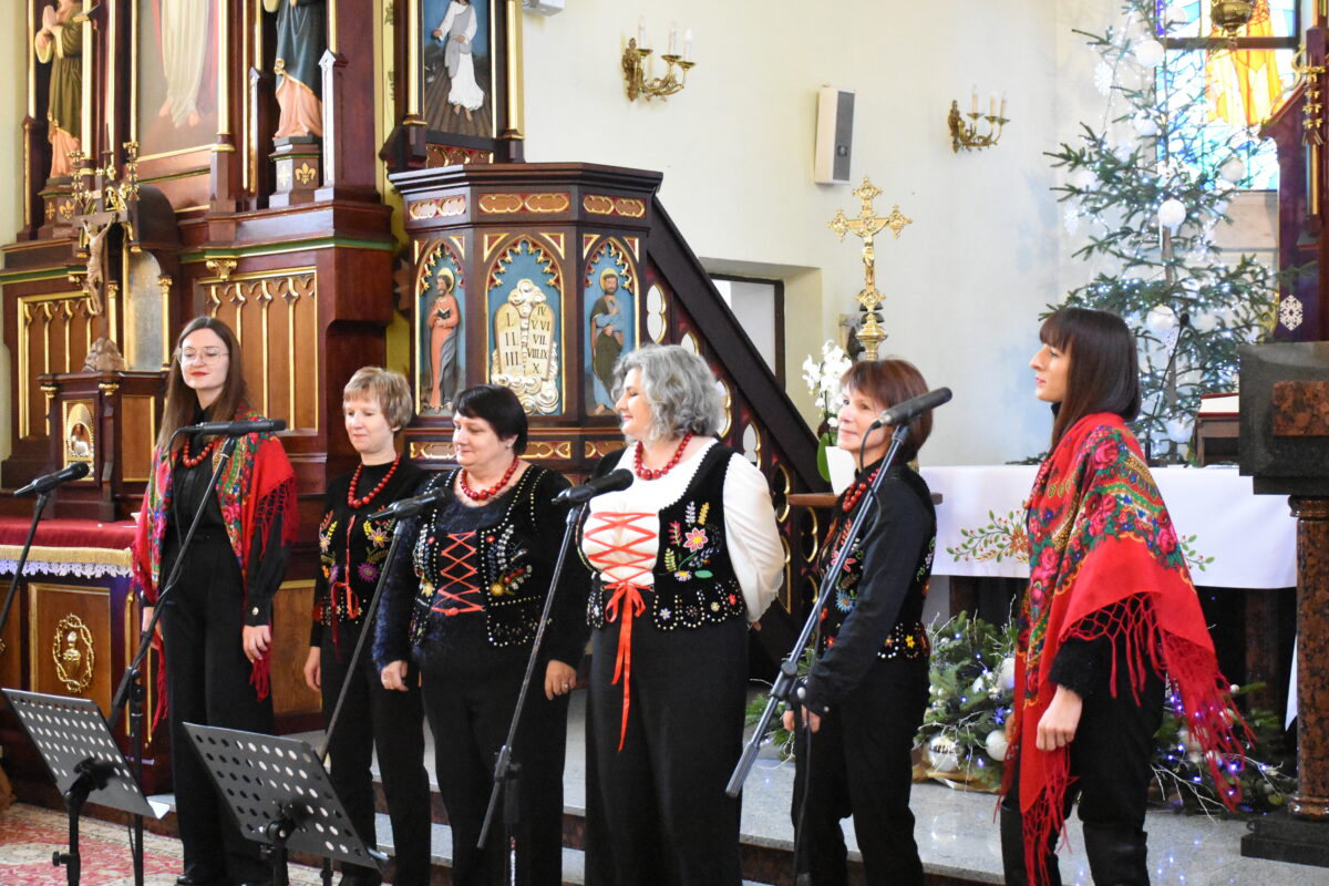 Pracownicy z ośrodka kultury i pani Sylwia Skura śpiewały kolędę