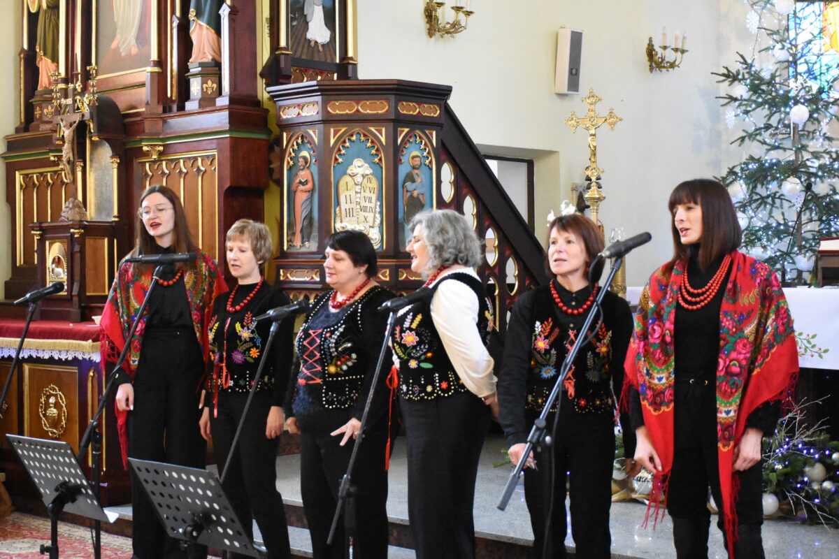 Pracownicy z ośrodka kultury i pani Sylwia Skura śpiewały kolędę "Pastorałka od serca do ucha"