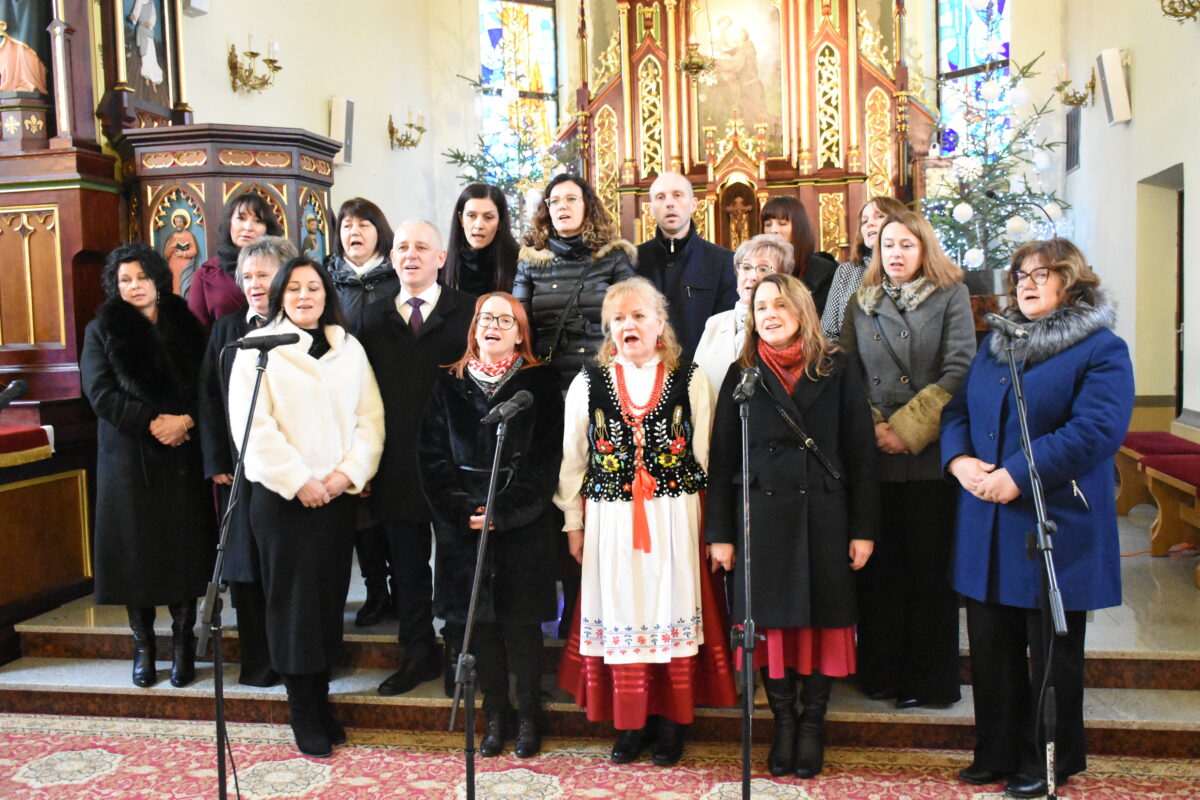 nowy zespół, radni gminy Jarocin wraz z Dyrektorami szkół podstawowych w naszej gminy Jarocin zaśpiewali kolędę "Przylecieli tak śliczni anieli"