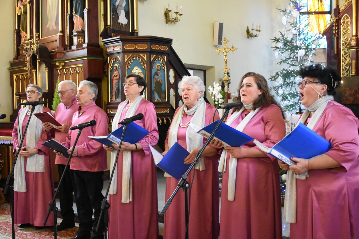 zespół Brokaty zaśpiewał kolędę "Jakaś światłość nad Betlejem"