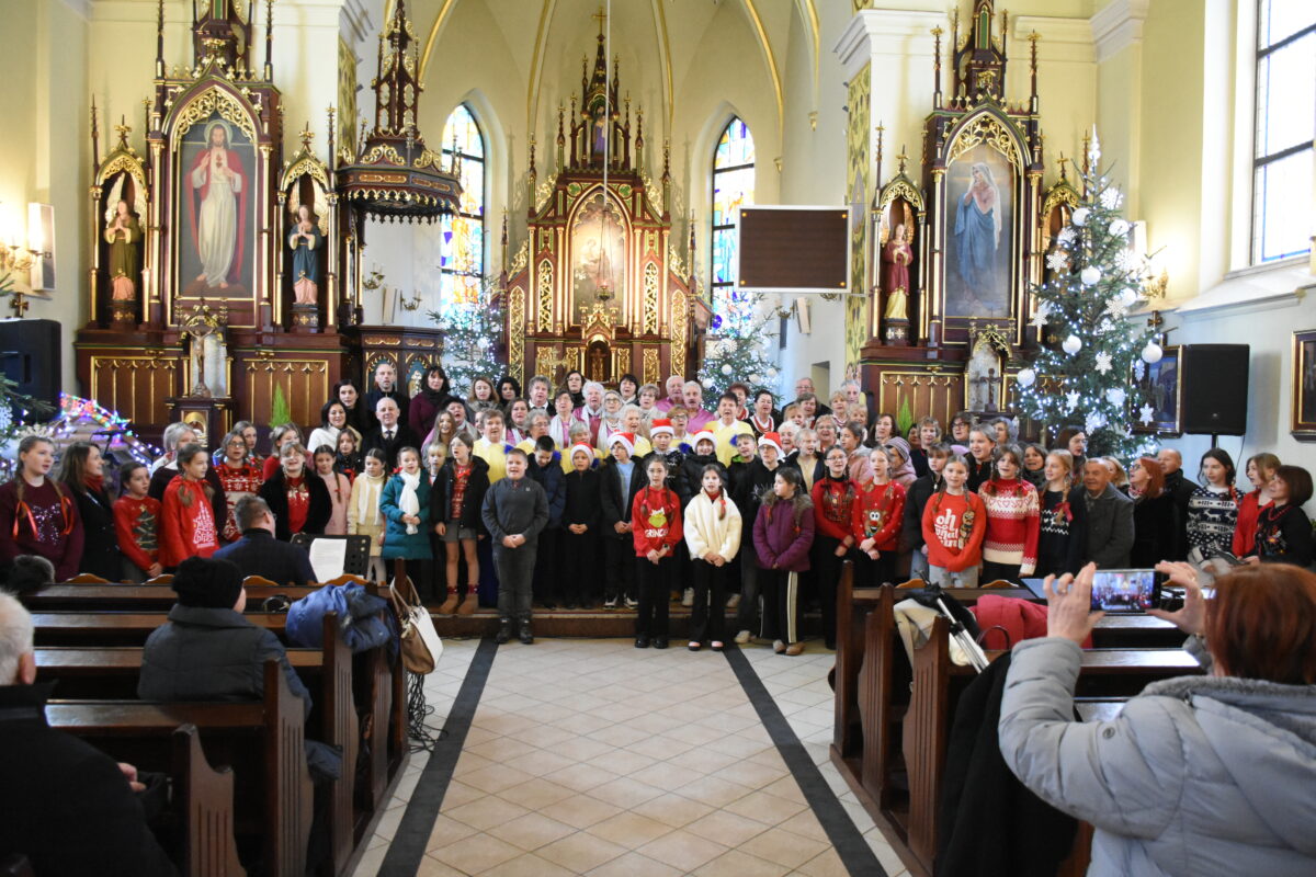 Wszystkie grupy razem śpiewają ostatnią kolędę