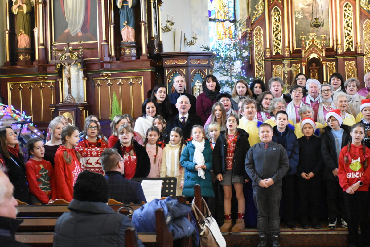 Zbliżenie objektywu na grupe z lewej strony