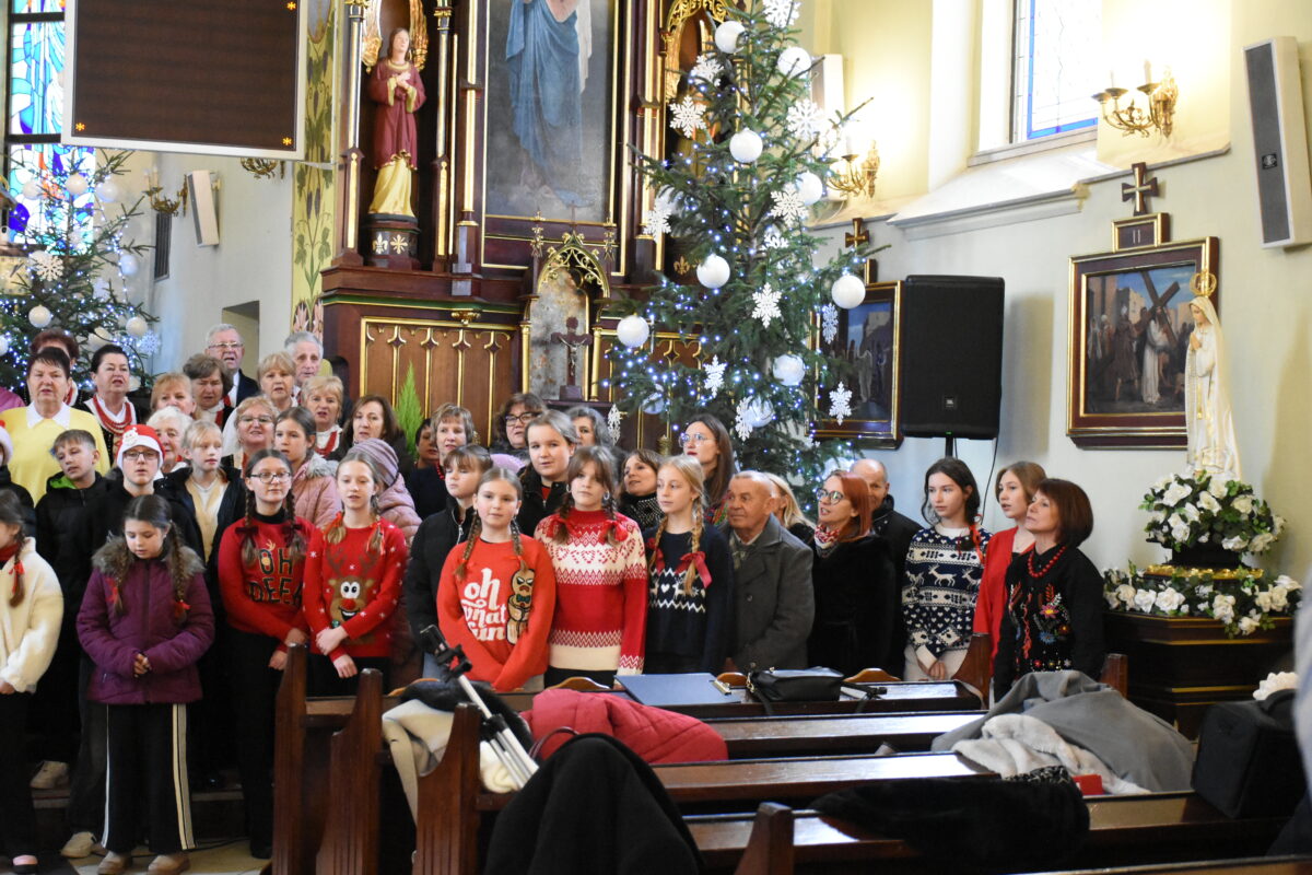 Zbliżenie objektywu na grupe z prawej strony