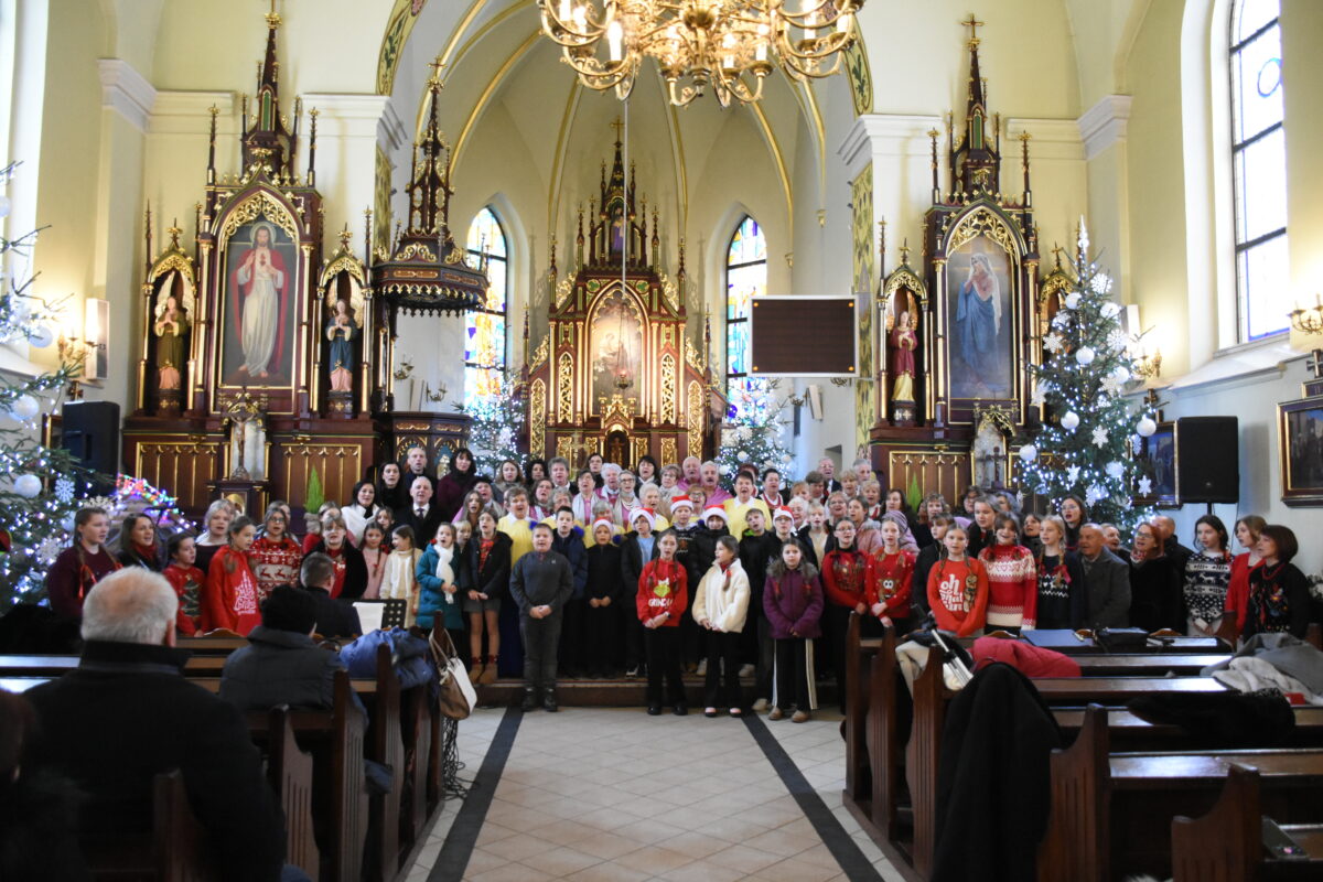 Wszystkie grupy razem śpiewają kolędę "Bóg się rodzi"