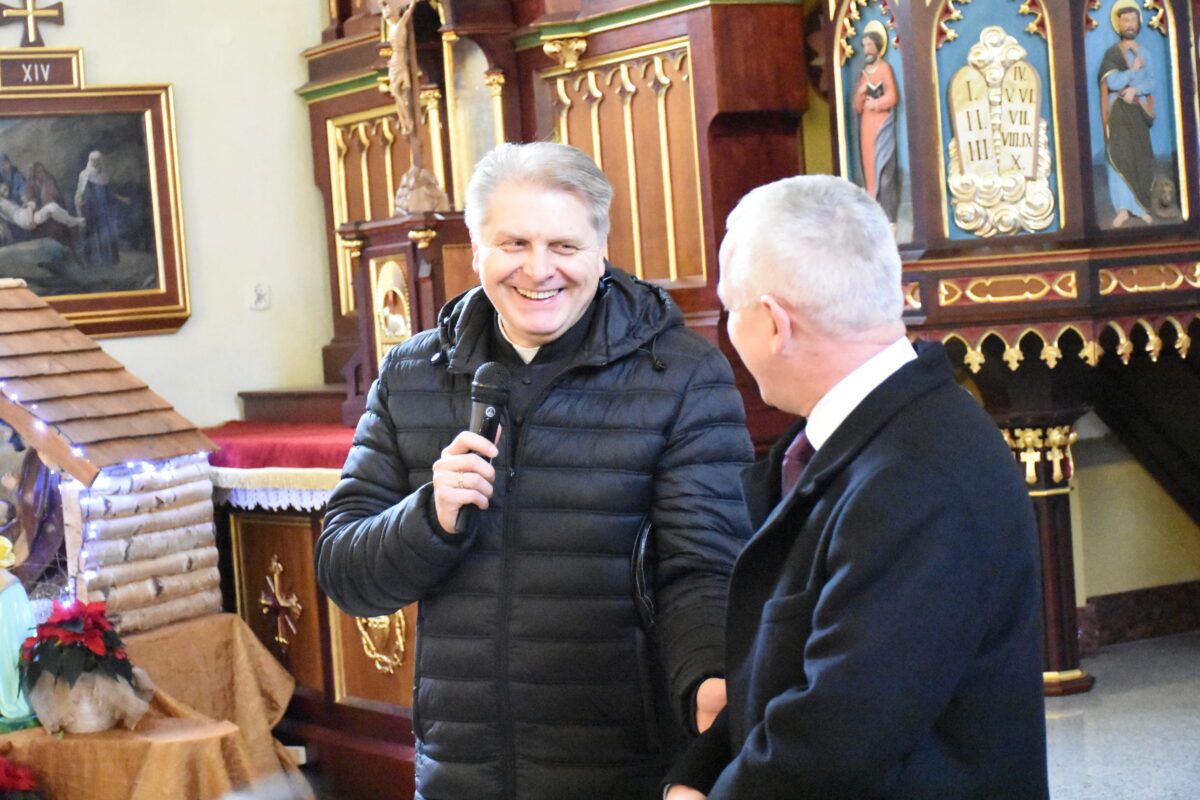 Ksiądz proboszcz dziękuje panu Wójtowi