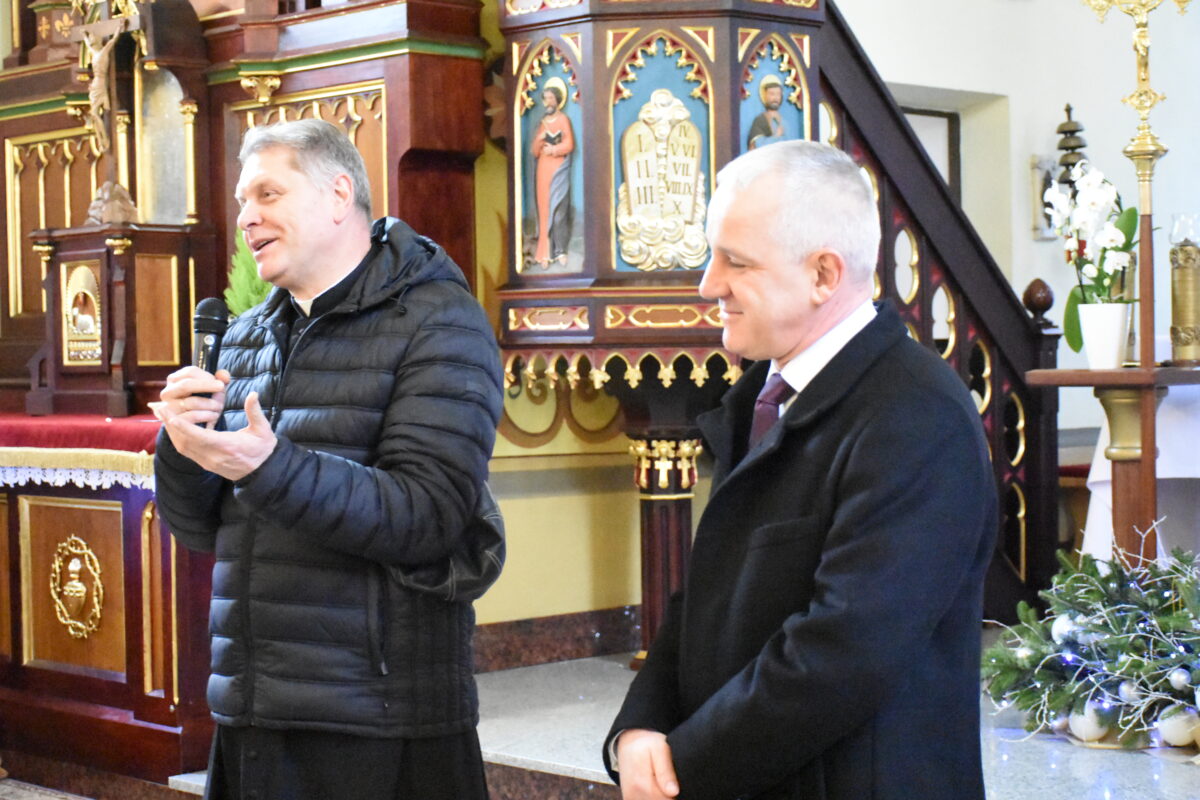 Ksiądz proboszcz dziękuje publiczności za wytrwałość