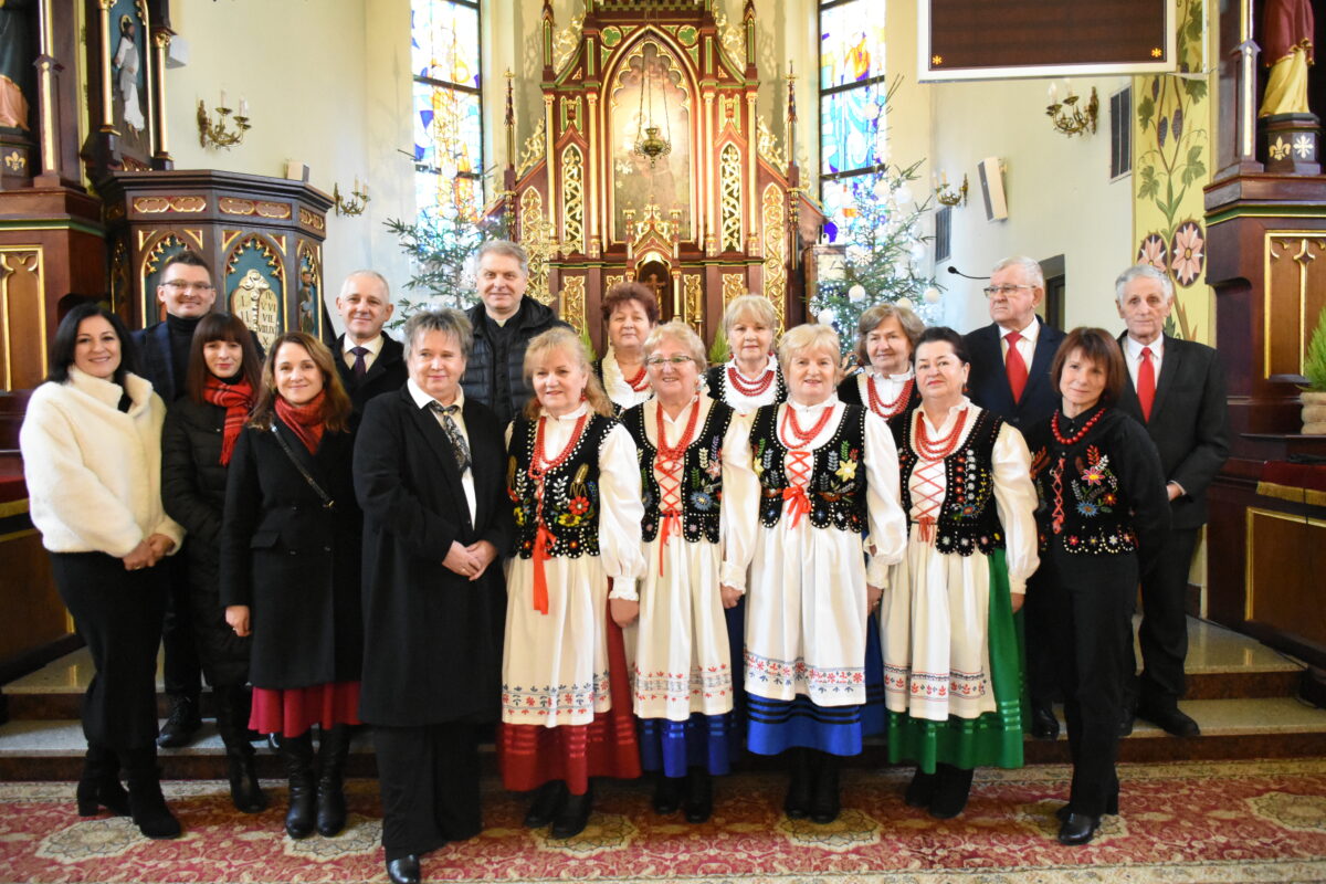 Pamiątkowe zdjęcie zespołu Jargocianie z samorządowcami