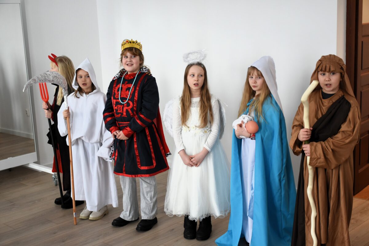 Sześcioro dzieci śpiewają pierwszą kolędę.