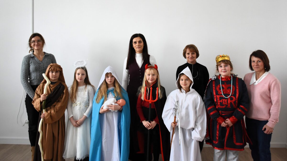 Sześcioro dzieci w kostiumach jasełkowych w towarzystwie Dyrektorki i wicedyrektorki oraz dwóch pracowników z Gminnego Ośrodka Kultury, Sportu, Turystyki i Rekreacji w Jarocinie