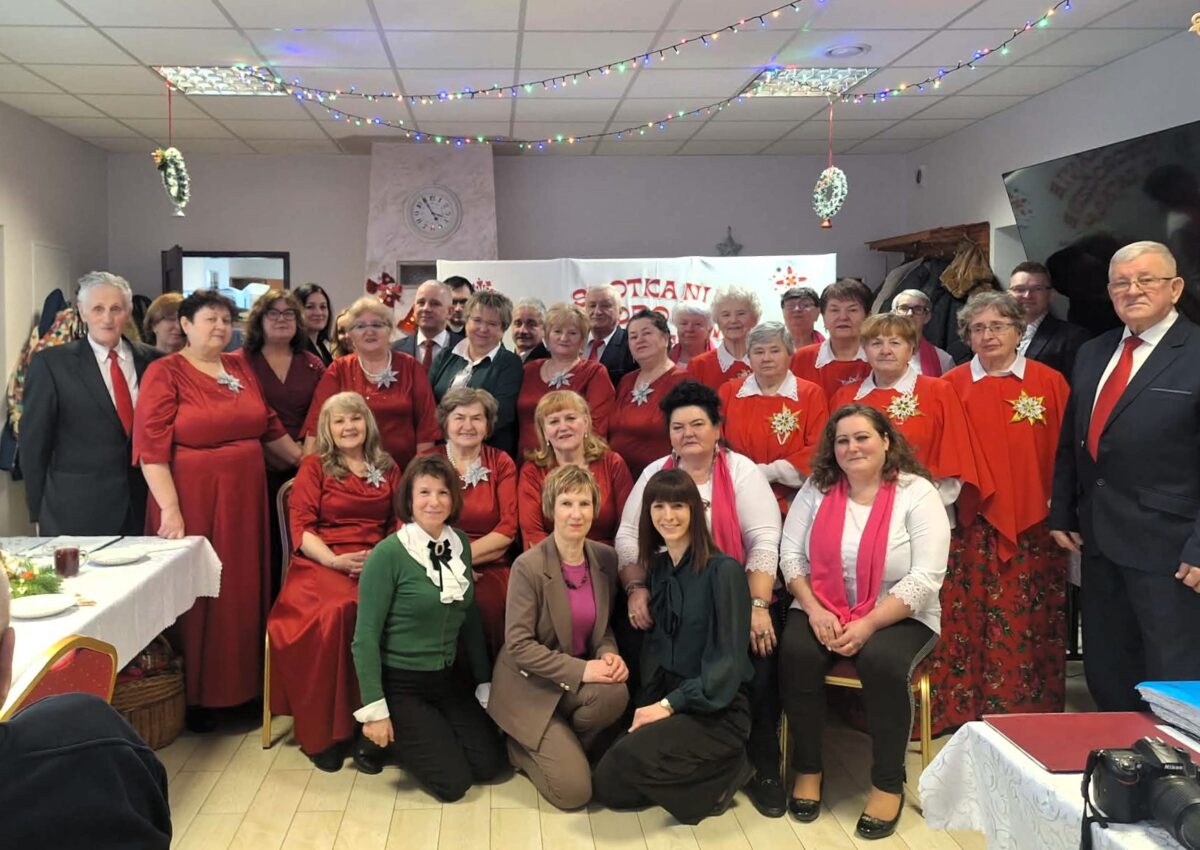 160c5ac1-90f8-4e2a-919b-0c0b81e29471 Wszystkie zespoły, pani Anna i pani Agata pozują