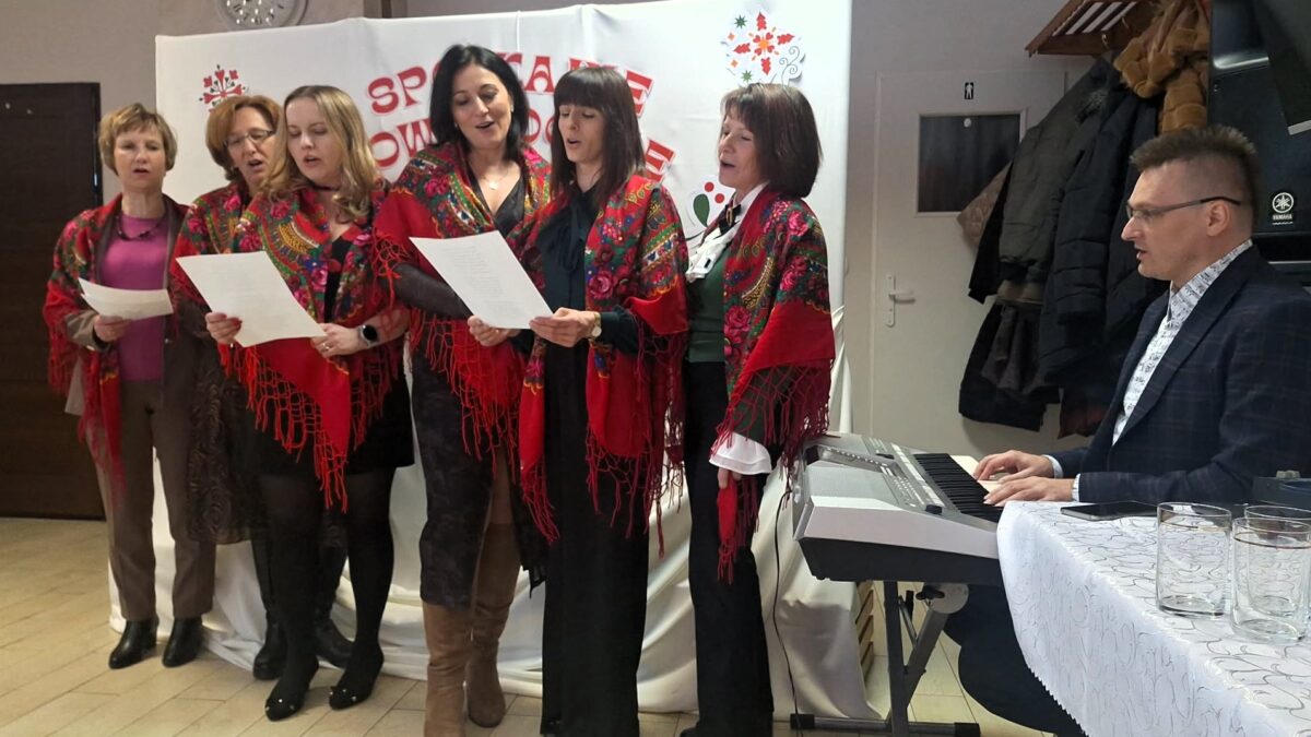 2b9eaf01-6750-42e2-b6c6-5e73a6d306a8 Zespół Katarynki, pani Anna i pani Agata śpiewają z pięknym akompaniamentem przygotowanym przez pana Marka Szulikowskiego.