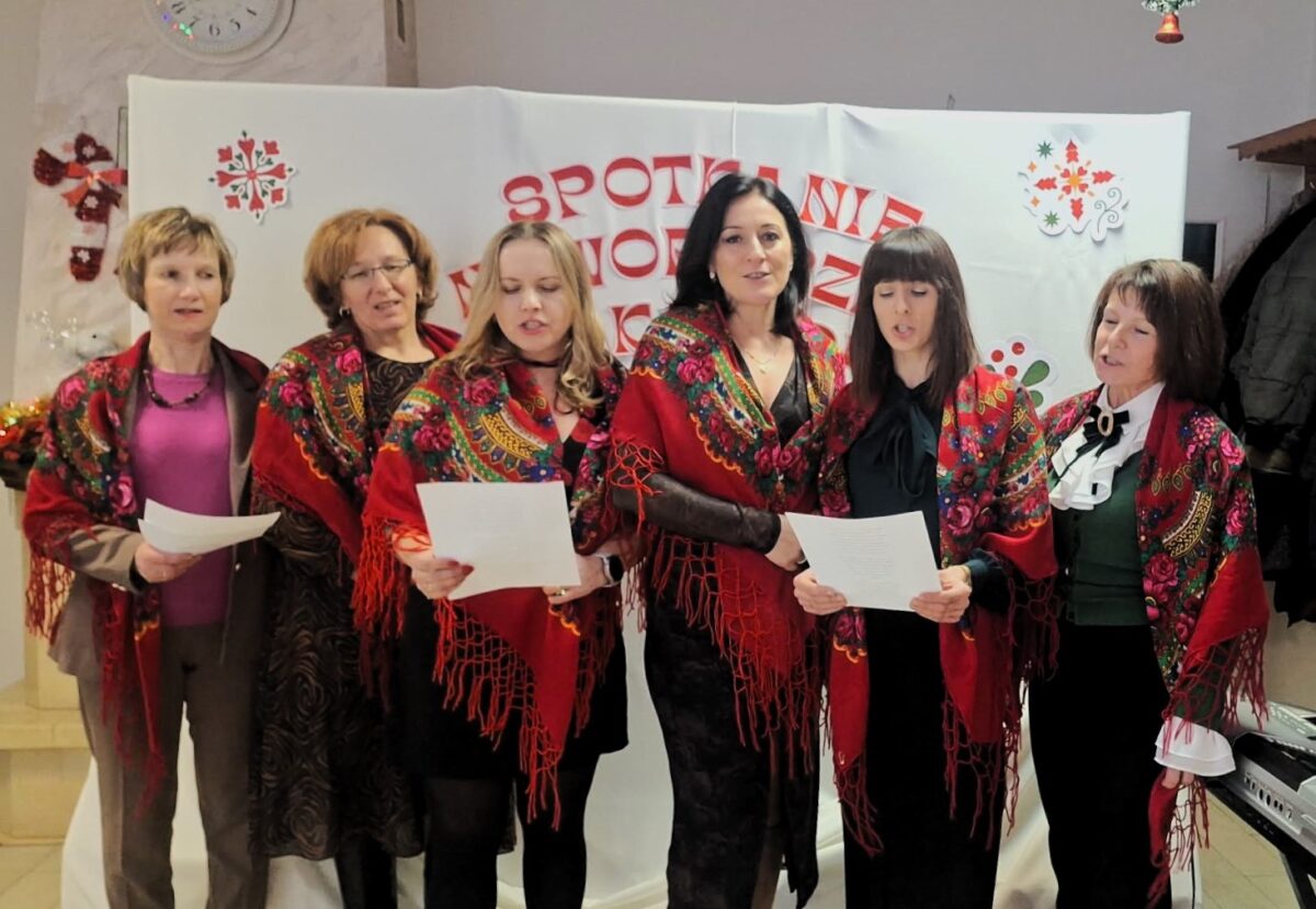 61096e80-e43d-46d5-a29f-b34014b568f6 Zbliżenie na Zespół Katarynki, pani Anna i pani Agata śpiewają