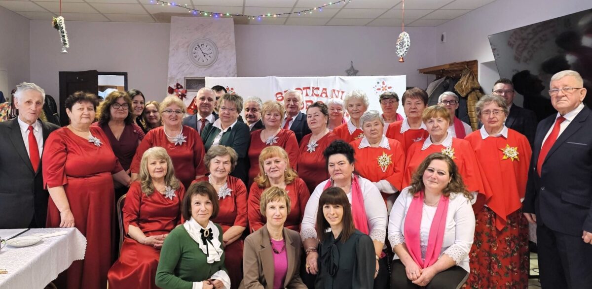 626630479_26242198978705722_2162769410153777246_n Wszystkie zespoły, pani Anna i pani Agata pozują