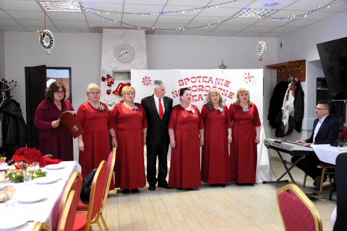 DSC_8848 Zespół Jargocianie śpiewa z pięknym akompaniamentem przygotowanym przez pana Marka Szulikowskiego.