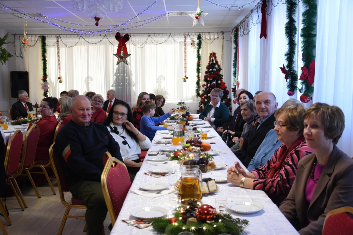 DSC_8854 Wszyscy siedzą przy stole słuchając zespół