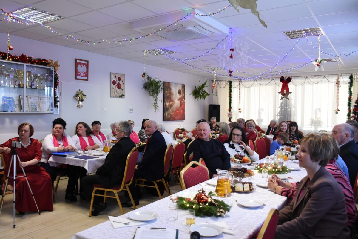 DSC_8855 Wszyscy siedzą przy stole słuchając zespół