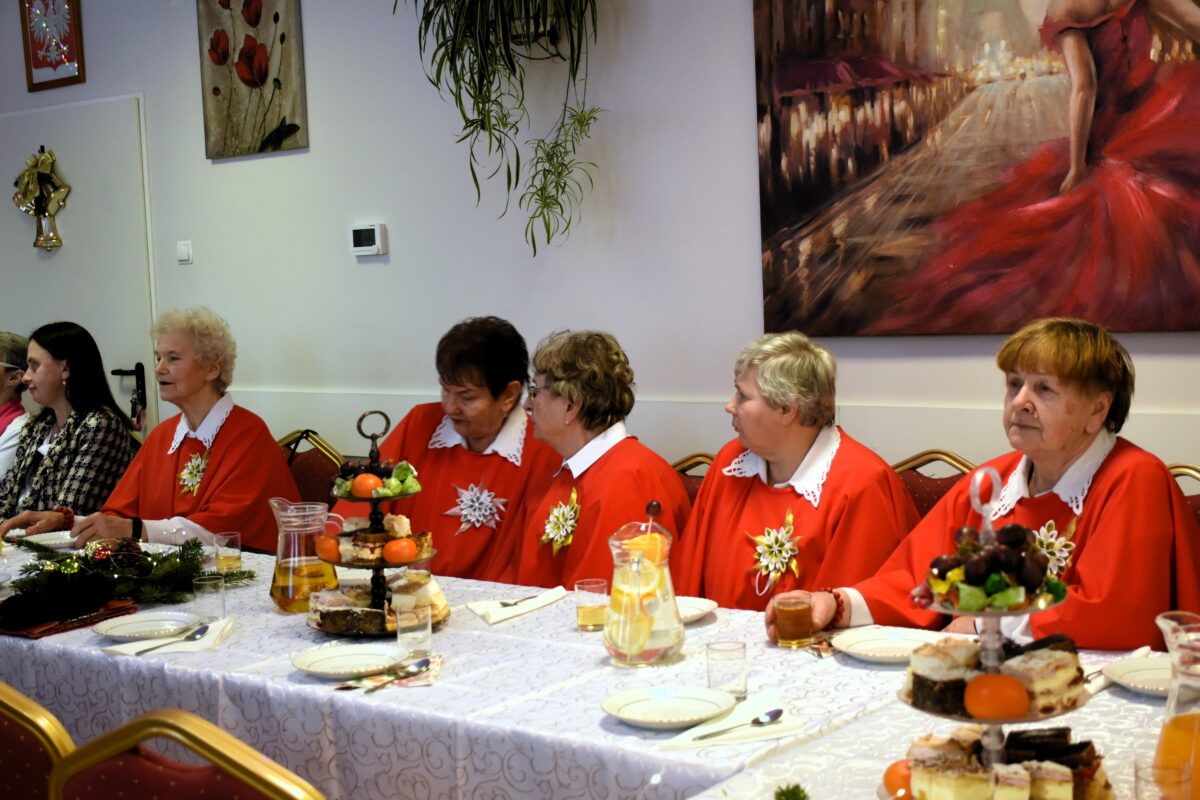 DSC_8862 Zespół Wesołe Kumosie siedzą przy stole