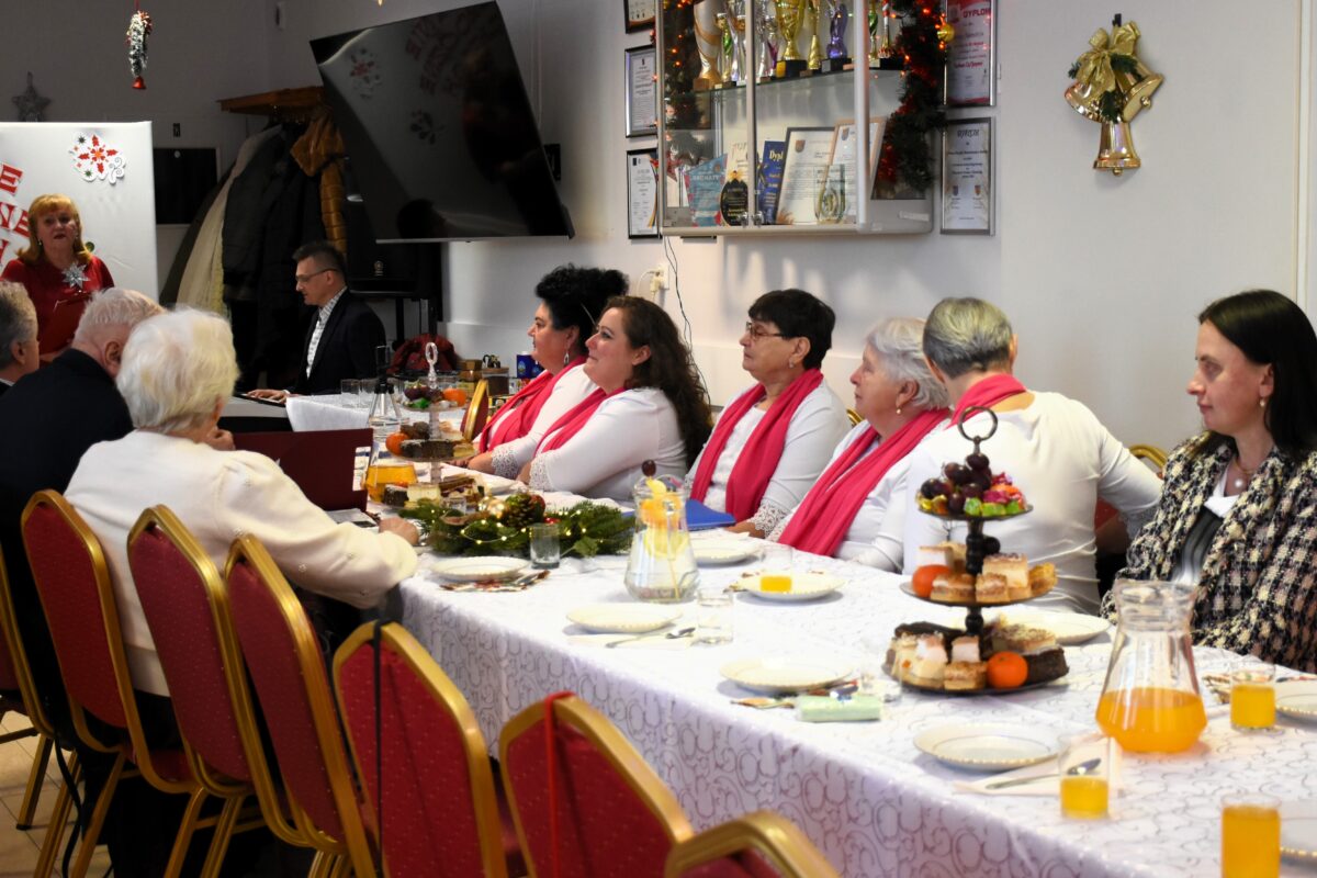 DSC_8863 Zespół Brokaty siedzą przy stole