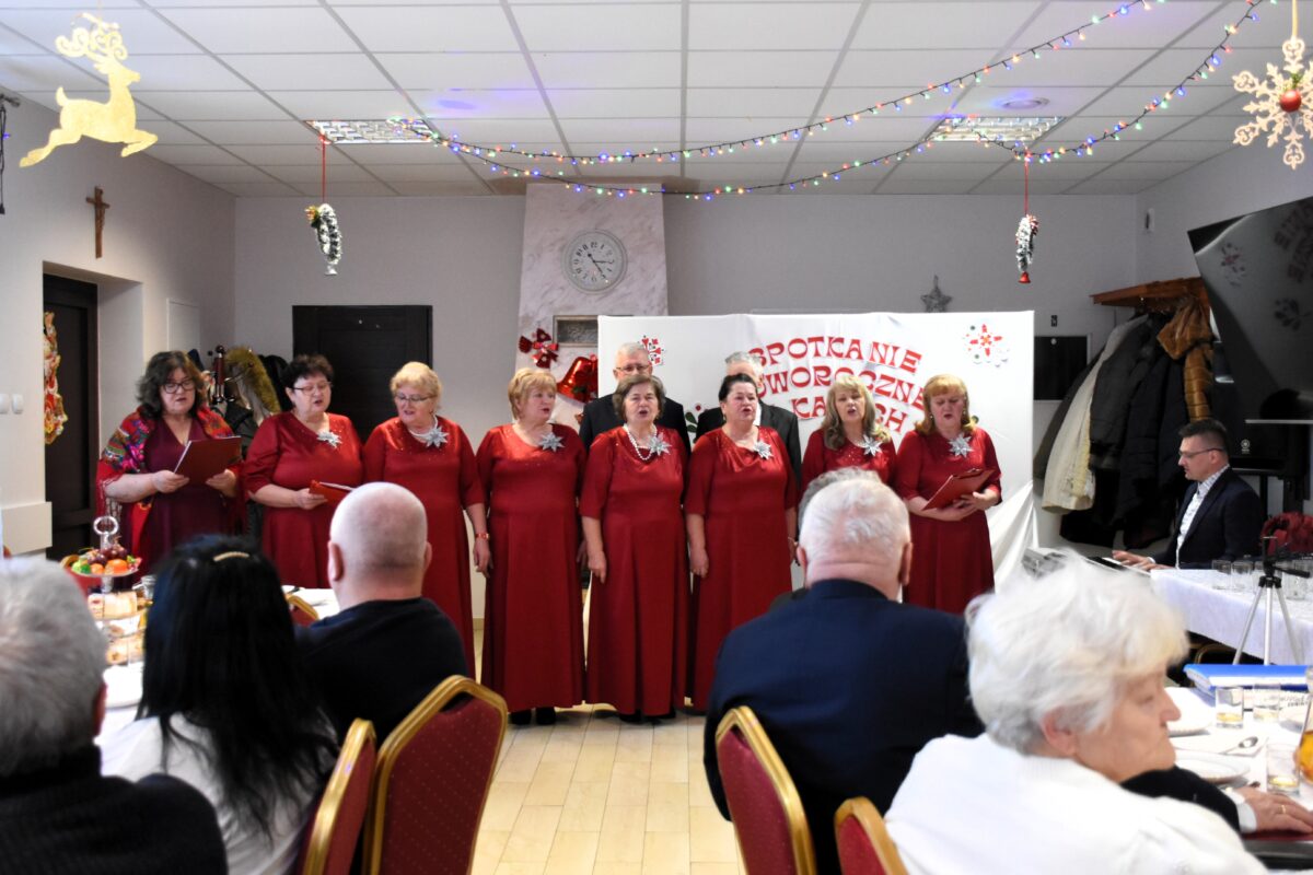 DSC_8864 Zespół Jargocianie śpiewa z pięknym akompaniamentem przygotowanym przez pana Marka Szulikowskiego.