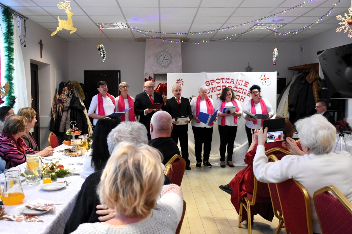 DSC_8876 Widać z daleka zespół Brokaty który śpiewa