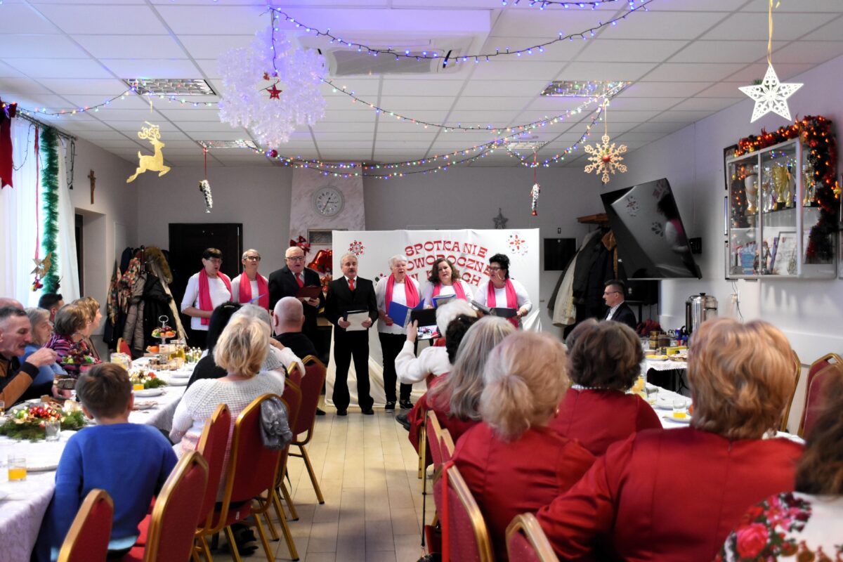 DSC_8878 Widać z daleka zespół Brokaty który śpiewa i zespół Jargocianie którzy słuchają