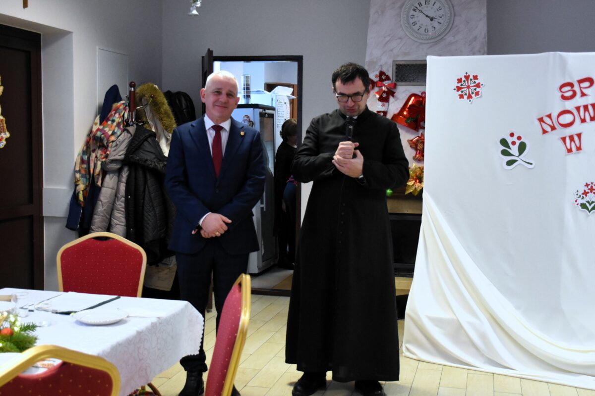 DSC_8891 Pan Wójt Tomasz stoi obok Księdza probopszcza Roberta Capała który równiesz podziękował