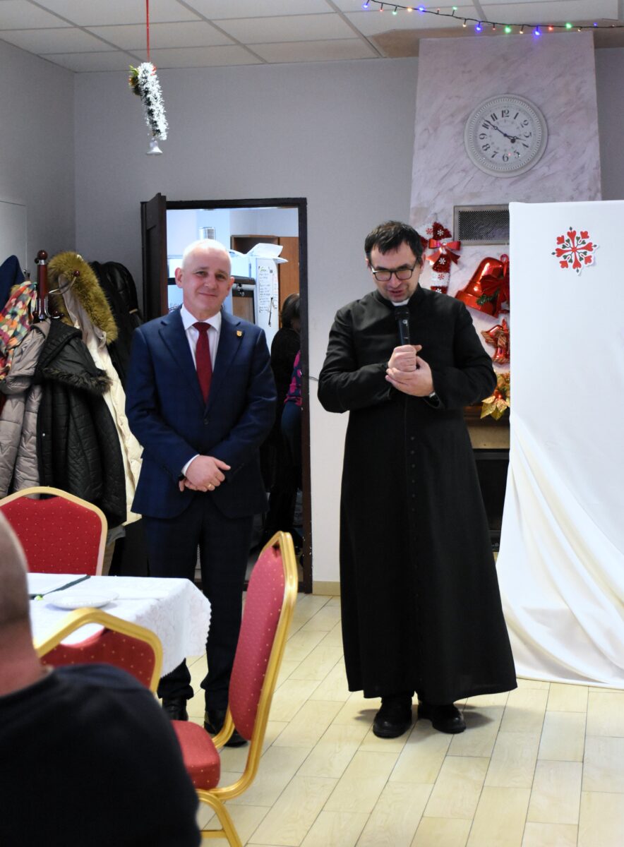 DSC_8892 Pan Wójt Tomasz z uśmichem słucha Księdza proboszcza Roberta Capała