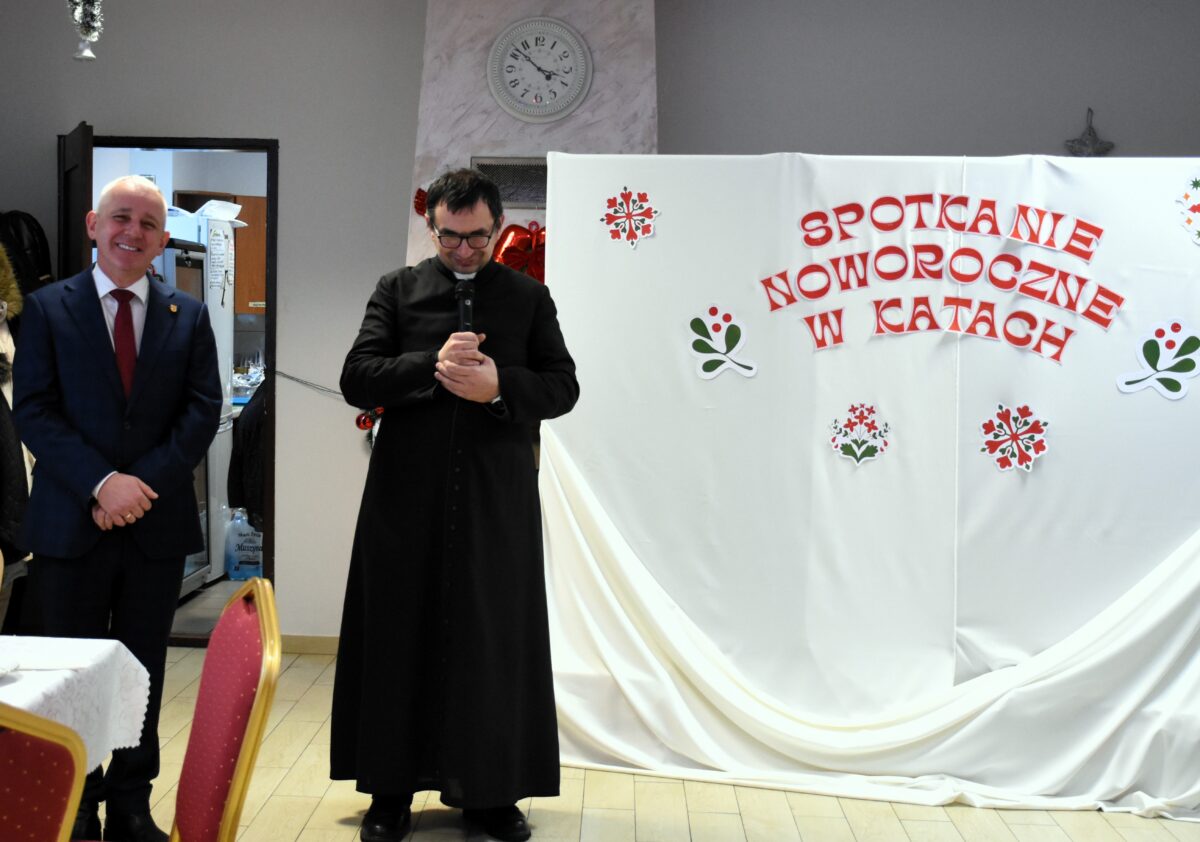 DSC_8895 Pan Wójt Tomasz stoi obok księdza proboszcza Roberta Capały, który był zdziwiony, że zapoznał się z nowymi kolędami.