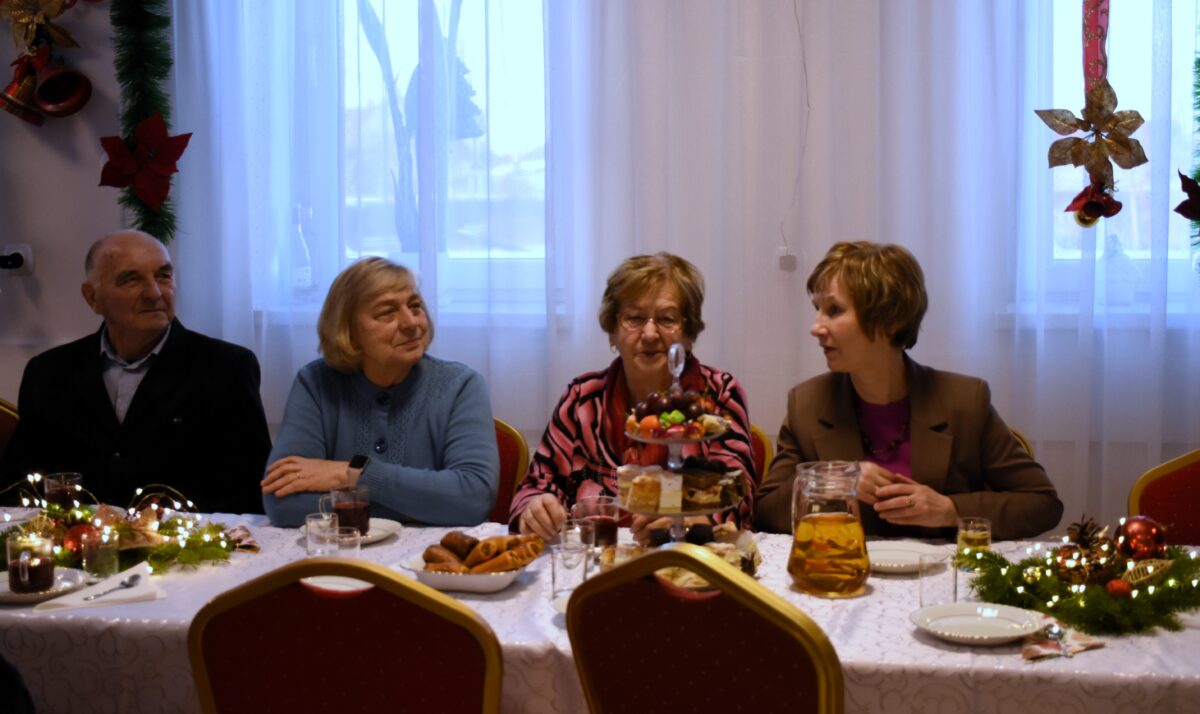 DSC_8897 mieszkańcy z Katach siedzą przy stole