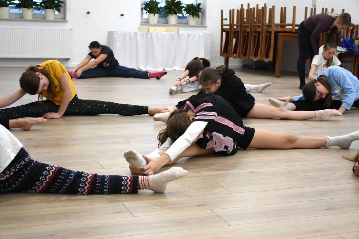 Dziewczyny prawie na szpagacie dotykają stopę