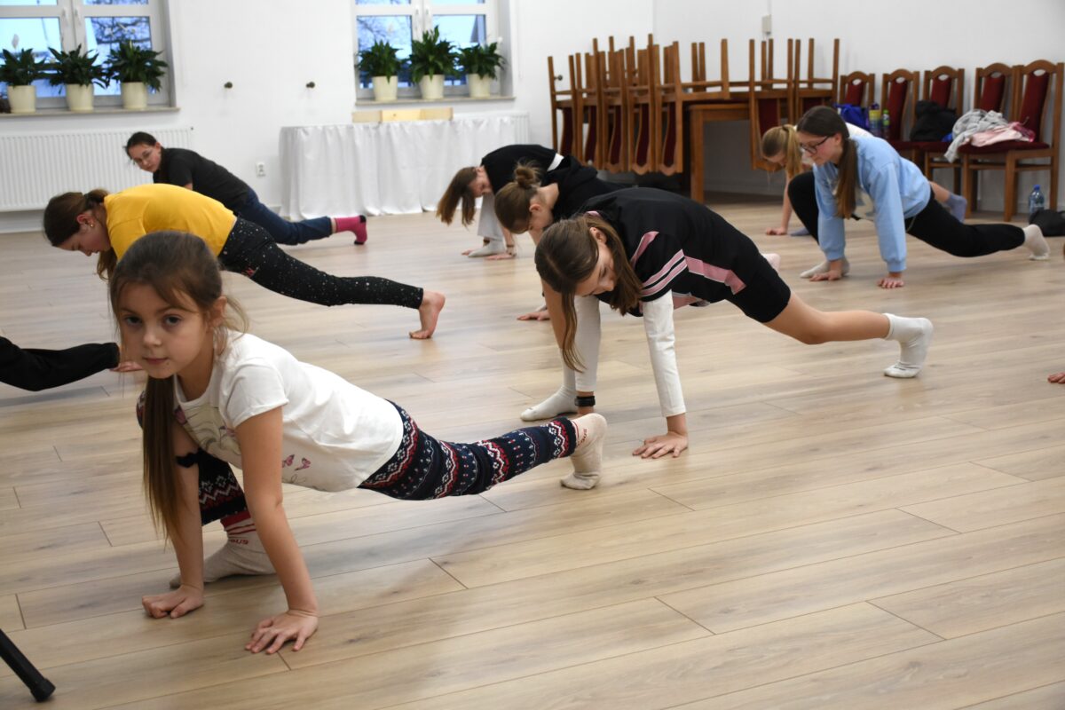 dziewczyny rozciągają się wykrokiem